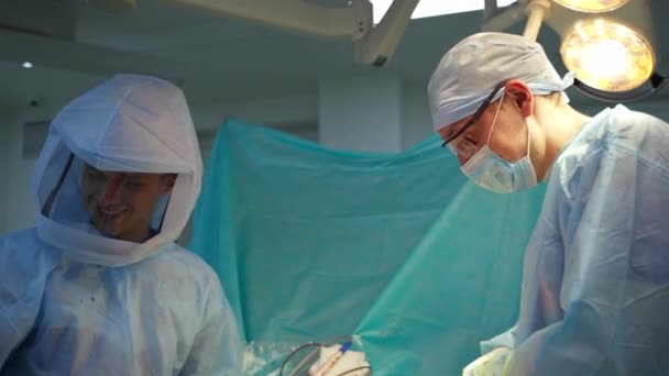 Hastanedeki Sağlık Çalışanları Steril Üniformalı Profesyonel Doktorlar Ameliyathanede Ameliyat Yapıyorlar — Stok video