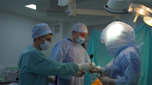 Grupp Kirurger Operationssalen Läkare Medicinsk Skyddsuniform Utför Operation Moderna Operationssalen — Stockvideo