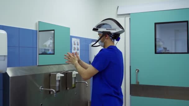 Spécialiste Médical Désinfecte Les Mains Médecin Uniforme Médical Masque Chapeau — Video