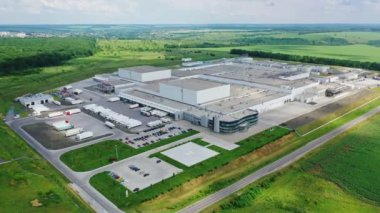 Doğada büyük bir üretim alanı. Yeşil alanların ortasındaki endüstriyel fabrikanın panoramik görüntüsü. Hava görünümü.