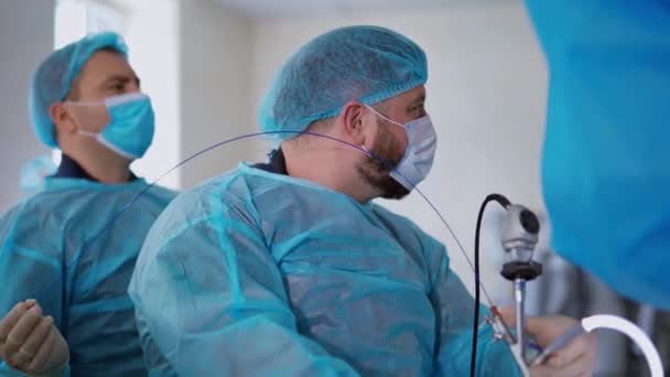 Sebészek Műtét Alatt Orvosi Eszköz Kövek Zúzására Vesében Kék Egyenruhás — Stock videók