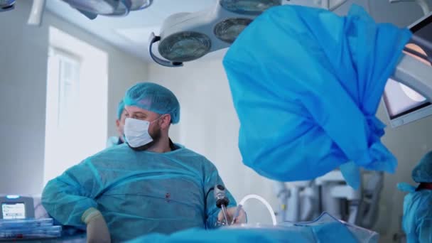 有特殊医疗设备的外科 穿着医疗制服的医生在现代诊所做肾科手术 创新医药 — 图库视频影像