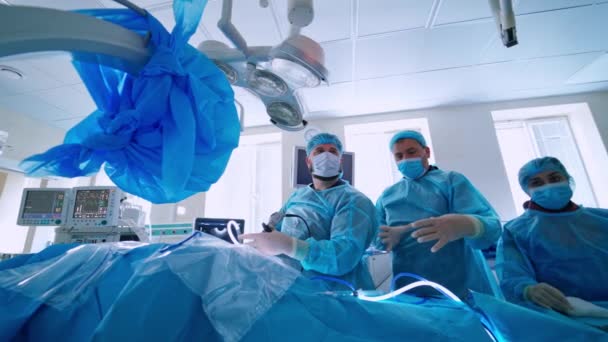 外科室の医療チーム 医師とアシスタントは 病院で最新の医療機器を使用して手術を行います 医療コンセプト — ストック動画