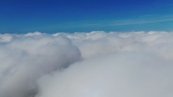ふわふわした白い雲 幻想的な空の風景 自然な天国の背景 カメラは右に移動する スローモーション — ストック動画