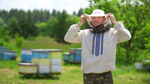 Portret Van Imker Bijenstal Apiarist Met Beschermende Hoed Man Geborduurd — Stockvideo