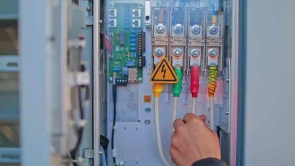 电工的手在测试电流工程师测试电柜控制中的电压和电流 — 图库视频影像