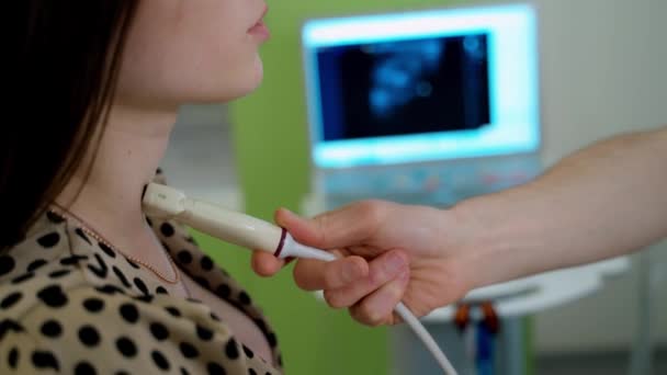 Diagnóstico Ultra Sonográfico Glândula Tireóide Médico Examinou Órgão Mulher Clínica — Vídeo de Stock