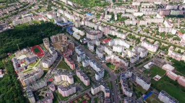 Şehirdeki yüksek binalar. Kentsel arka planda modern mimari. Harika bir şehir manzarası. Üst alt görünüm.
