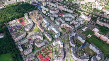 Şehir geçmişi. Gökdelenleri ve arabaları olan modern bir şehir. Yüksek binaların yukarıdan görünüşü. Hava görünümü.