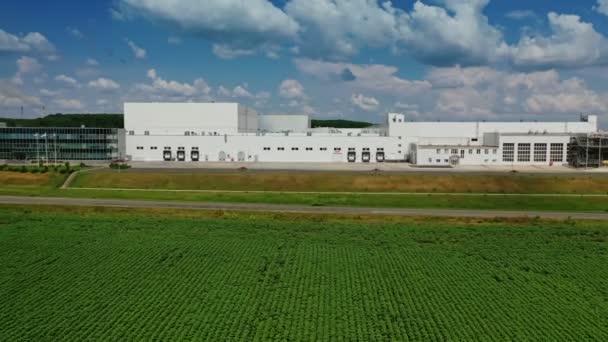 Nowoczesny Budynek Przemysłowy Zewnątrz Białej Produkcji Zielonym Polu Widok Przodu — Wideo stockowe