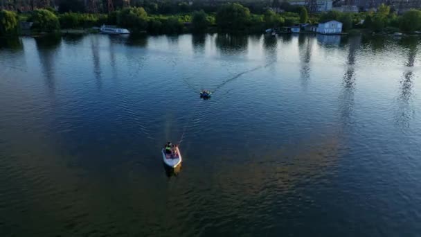 Λευκό Σκάφος Στο Ποτάμι Ηλιοβασίλεμα Άνθρωποι Πλέουν Βάρκες Ανάμεσα Όμορφα — Αρχείο Βίντεο