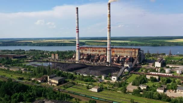 Zakład Chemiczny Fajką Fabryka Przemysłowa Wśród Zielonej Przyrody Zanieczyszczenie Środowiska — Wideo stockowe