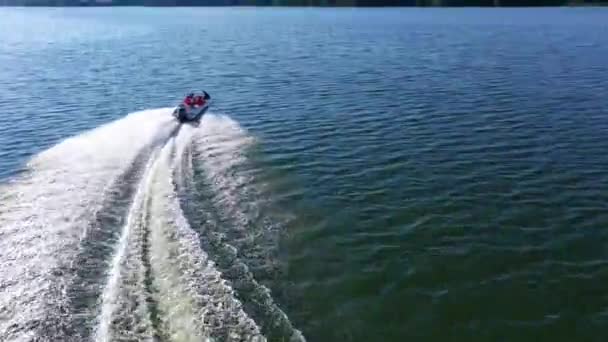 Barco Motor Corre Longo Rio Bela Vista Espuma Branca Água — Vídeo de Stock