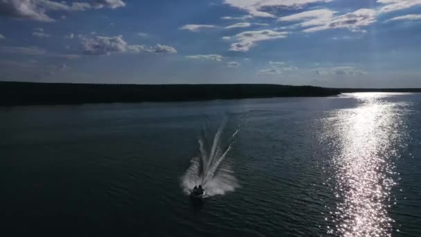 Motorový Člun Pluje Vodě Úžasný Výhled Řeku Loď Plovoucí Krásné — Stock video