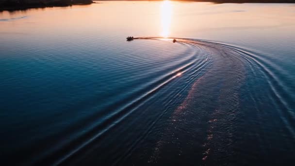 Rörelse Båtar Vid Solnedgången Fantastisk Utsikt Kvällen Floden Med Motorbåt — Stockvideo