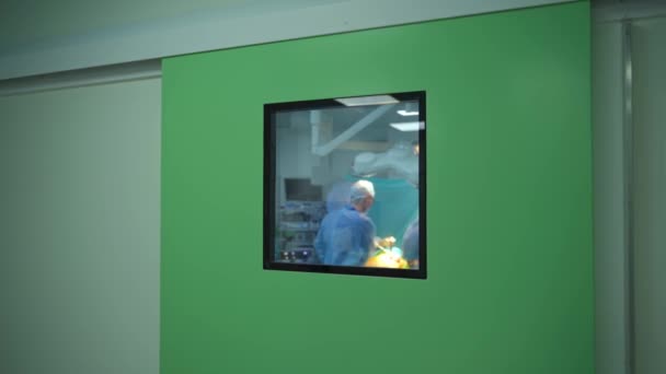 Operationen Sjukhuset Visa Genom Fönstret Kirurgisk Process Med Grupp Specialister — Stockvideo