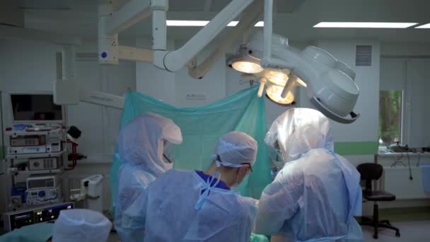 Grupa Chirurgów Sali Operacyjnej Sprzętem Chirurgicznym Proces Chirurgii Urazowej — Wideo stockowe