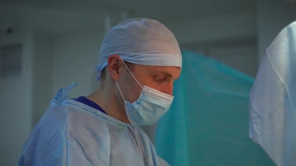 Operacja Lekarz Masce Medycznej Czapce Podczas Operacji Szpitalu Doświadczeni Lekarze — Wideo stockowe