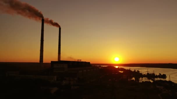 Donkere Fabriek Tegen Oranje Ondergaande Zon Fabriekspijpen Met Rook Vuile — Stockvideo