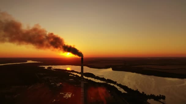 Fabryka Przy Rzece Godzinach Wieczornych Ciemny Dym Pochodzi Rur Przemysłowych — Wideo stockowe