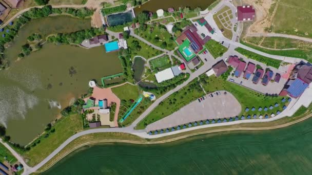 Teren Rekreacyjny Lecie Nowoczesny Kompleks Relaksacyjny Pobliżu Jeziora Wsi Dachy — Wideo stockowe