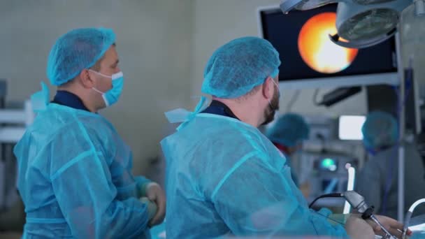 医院的手术室 专家在医院用现代技术设备进行医疗程序 医生在手术过程中使用监视器的背景图 — 图库视频影像