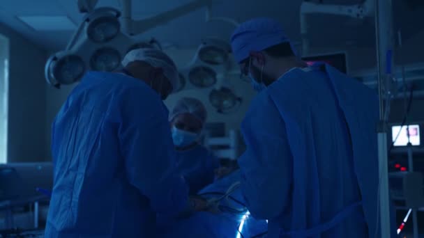 手术室的手术过程 手术过程中 医疗灯打开了 专家小组在医院给病人做手术 — 图库视频影像