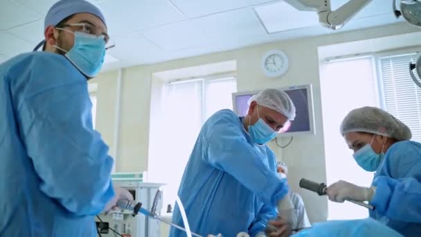 도구를 유니폼과 마스크를 전문가 그룹은 수술실에서 수술을 수행합니다 — 비디오