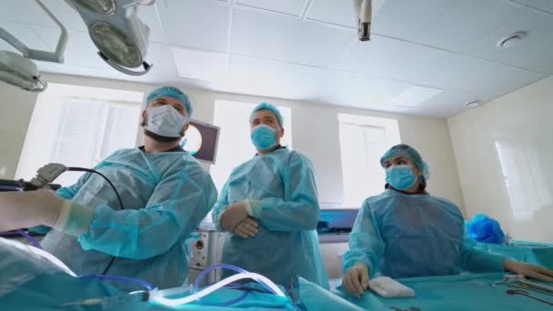 Врачи Хирургических Масках Лица Время Операции Команда Хирургов Оперирует Пациента — стоковое видео