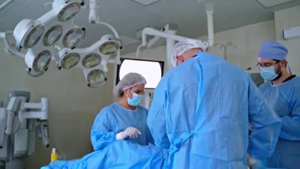 Procedimento Cirúrgico Grupo Médicos Vestindo Uniforme Médico Centro Cirúrgico Hospital — Vídeo de Stock
