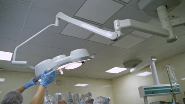 Zespół Medyczny Wykonuje Operację Lekarz Umieszcza Lampę Nad Lekarzami Przed — Wideo stockowe