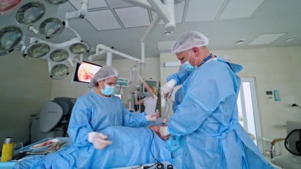 Kirurgi Operationssalen Teamwork Medicinska Specialister Genomför Operation Till Patient Bakgrunden — Stockvideo