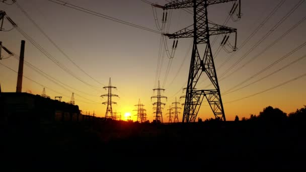Elöverföring Tornen Vid Solnedgången Högspänningsledningar Elektriska Pyloner Orange Himmel Bakgrund — Stockvideo