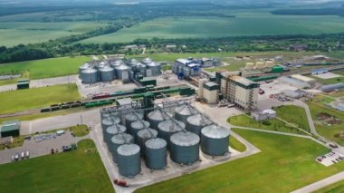 Doğadaki yenilikçi tarım fabrikası. Yazın yeşil alanda modern tahıl ambarı asansörleri. Çelik ambar. Hava görünümü.