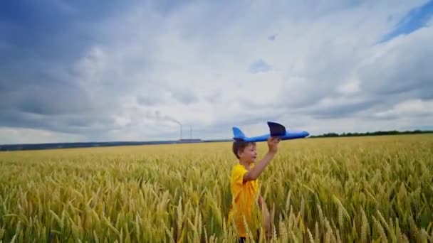 Mały Chłopiec Biega Ziemi Uprawnej Szczęśliwe Dziecko Biegnie Żółtym Polu — Wideo stockowe