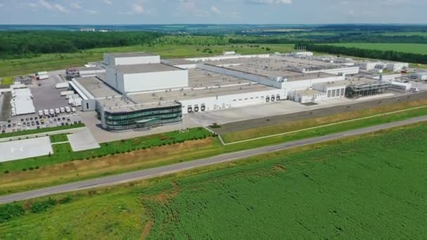 Fábrica Innovadora Campo Vista Panorámica Planta Industrial Sobre Paisaje Verde — Vídeos de Stock