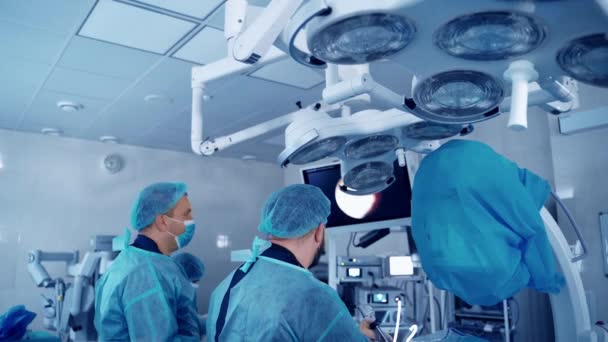 Fachärzte Modernen Operationssaal Ärzte Führen Eine Operation Durch Und Betrachten — Stockvideo