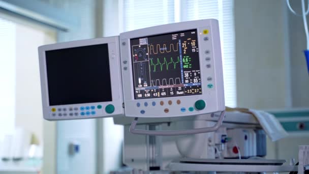 手术室里的医疗监视器屏幕上病人的生命迹象诊所的医疗设备 麻醉外科监测器 银幕上病人的心跳 — 图库视频影像