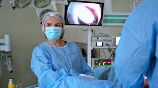 Equipo Médicos Durante Cirugía Monitor Muestra Los Órganos Del Paciente — Vídeos de Stock