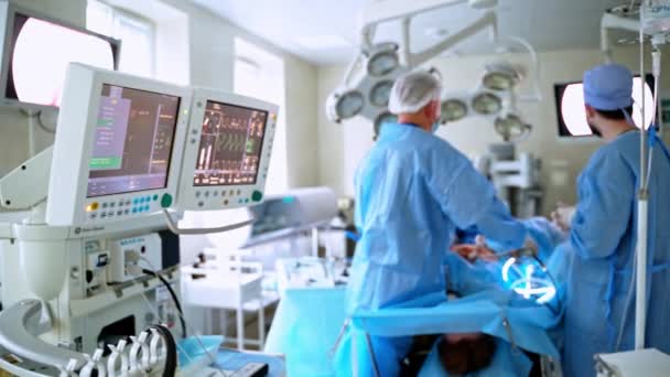 Procedimento Médico Sala Operações Especialistas Usam Equipamentos Médicos Modernos Durante — Vídeo de Stock