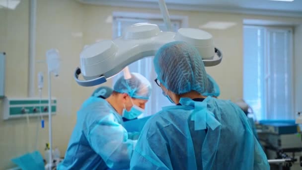 Cirurgiões Profissionais Operam Paciente Médicos Uniforme Médico Máscaras Que Realizam — Vídeo de Stock