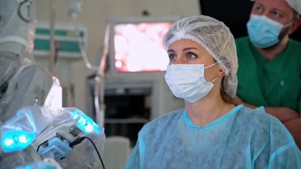 Braços Robóticos Para Cirurgia Minimamente Invasiva Cirurgiã Realiza Uma Operação — Vídeo de Stock
