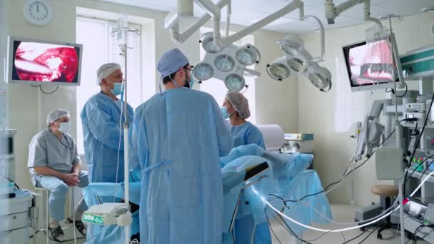 Medici Assistente Sala Operatoria Processo Chirurgico Sullo Schermo Dei Monitor — Video Stock