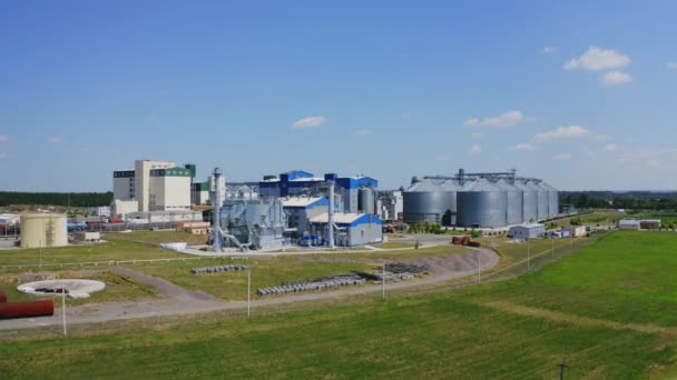 农业工业 现代工厂的绿地与钢制电梯 蓝天下的工业建筑和粮仓 空中景观 — 图库视频影像