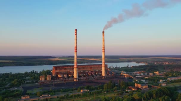 日没時に煙突が付いている産業地帯 パイプ上のパノラマビュー 自然の背景にある工場の煙 環境汚染 — ストック動画