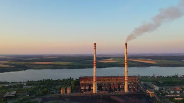 Produkcja Pobli Rzeki Rury Brudnym Dymem Tle Natury Wieczorem Przemysł — Wideo stockowe