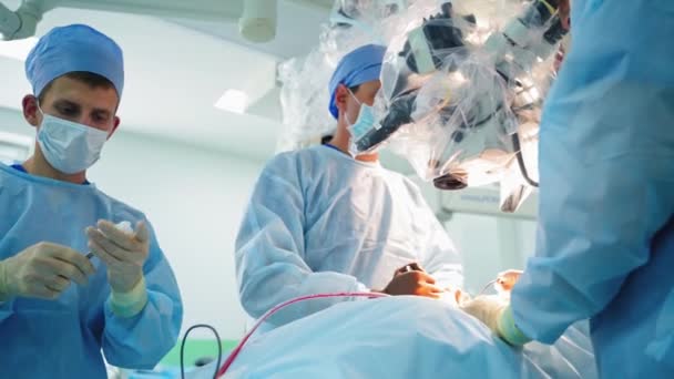 Teamarbeit Von Neurochirurgen Mediziner Schauen Während Einer Operation Operationssaal Ins — Stockvideo