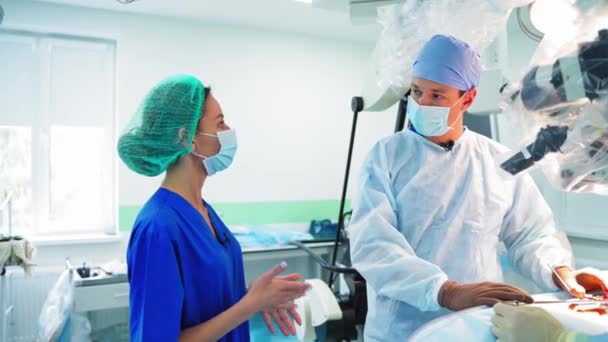 Spécialistes Médicaux Hôpital Conversation Entre Médecins Dans Salle Opération Chirurgien — Video