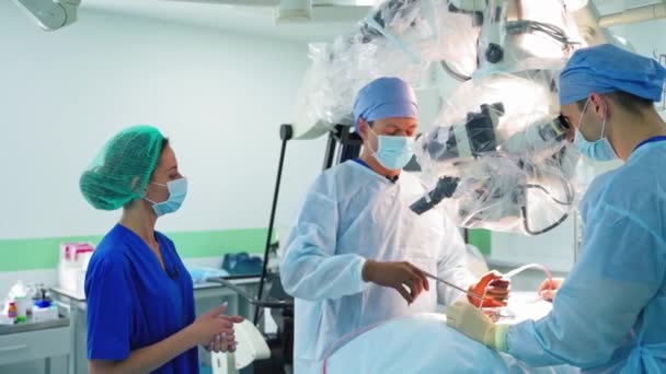 Médicos Realizam Neurocirurgia Cirurgião Consulta Especialista Sexo Feminino Sala Cirurgia — Vídeo de Stock