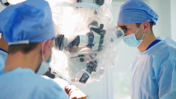 Neurochirurgové Moderní Nemocnici Chirurgové Používají Lékařský Mikroskop Během Operačního Procesu — Stock video